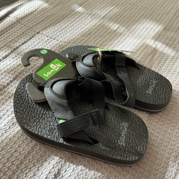 NWT Toddler Sanuk Sandals, Black Flip Flops, Root Beer Cozy, Toddler size 9-10 - Picture 1 of 7
